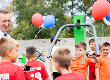 «Твистер» и «лавка-пресс» для юных спортсменов: в Старом Осколе детской футбольной школе подарили спортивные тренажеры